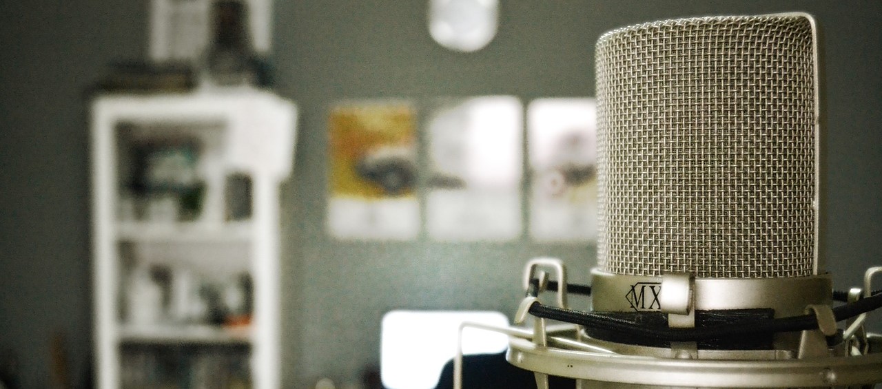 Rebecca Sharp microphone singing choir alto London College of Music yoga teacher voiceover artist voice actor home recording studio pixabay